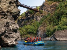 A raft sailing under the Kawarau bridge