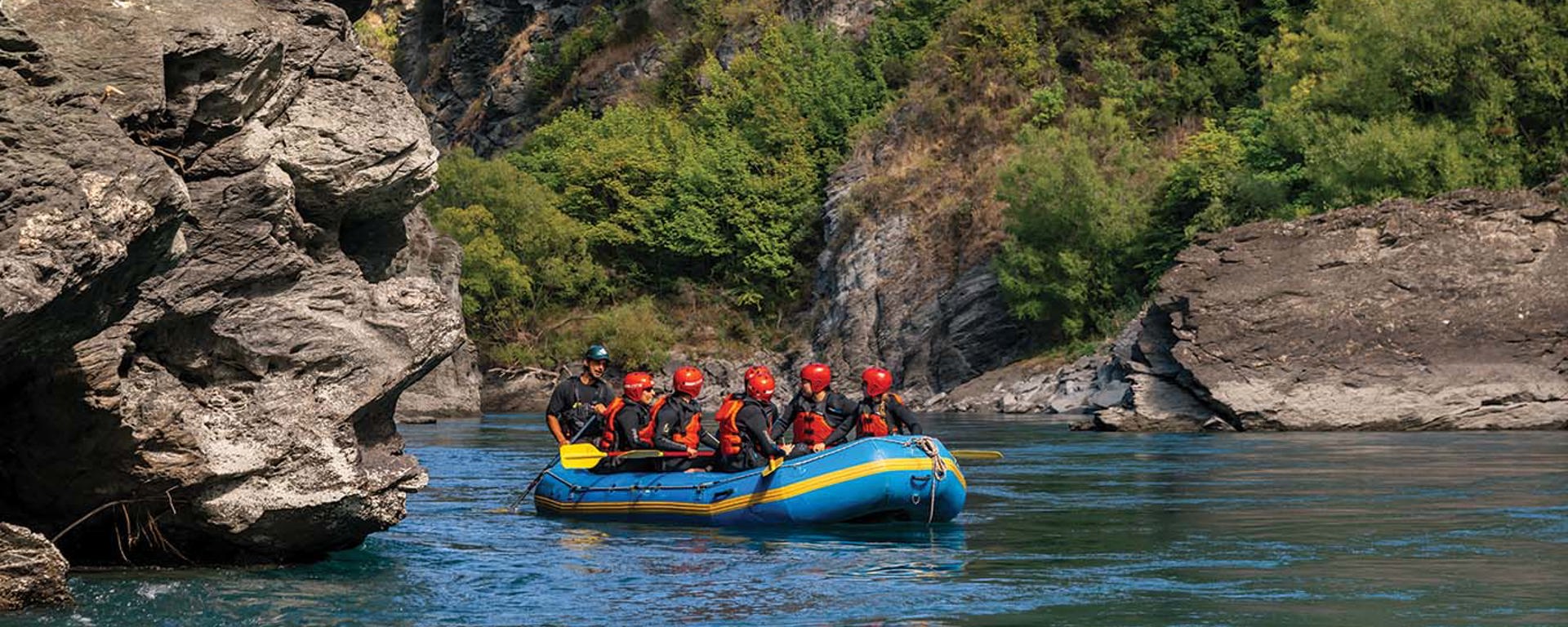 A raft sailing under the Kawarau bridge